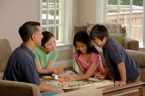 512px-Family_playing_a_board_game_(2)